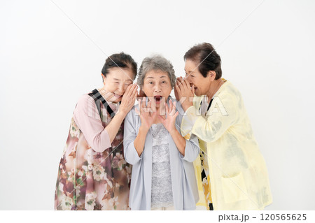 シニア女性　内緒話　驚く　 120565625