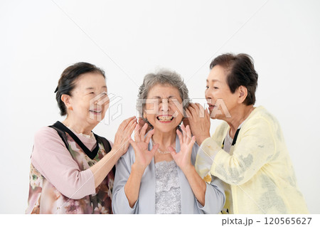 シニア女性　内緒話　驚く　 120565627