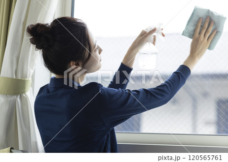 清掃をする綺麗な女性 120565761