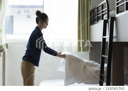 清掃をする綺麗な女性 120565762