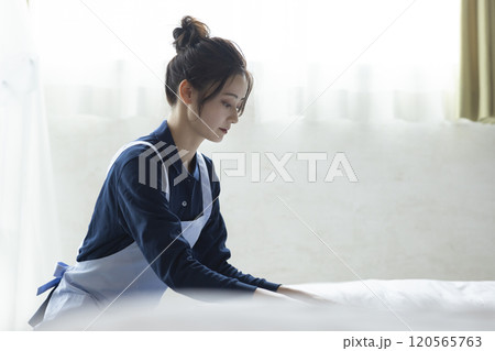 清掃をする綺麗な女性 120565763