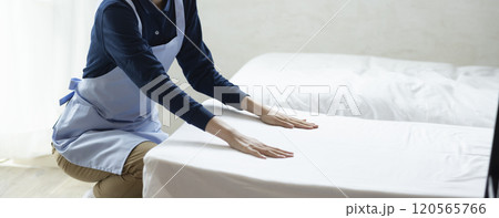 清掃をする綺麗な女性 120565766