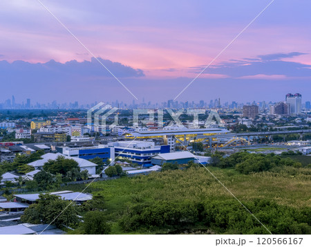 タイ・BTSべーリン駅～バンコク都心部高層ビル群眺望 夕景 / Bangkok, Thailand 120566167