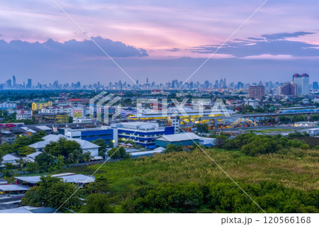 タイ・BTSべーリン駅～バンコク都心部高層ビル群眺望 夕景 / Bangkok, Thailand 120566168