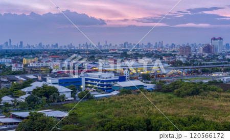 タイ・BTSべーリン駅～バンコク都心部高層ビル群眺望 夕景 / Bangkok, Thailand 120566172