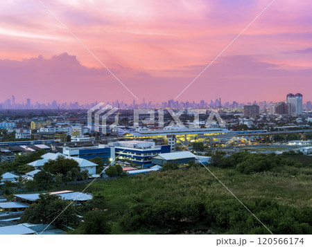 タイ・BTSべーリン駅～バンコク都心部高層ビル群眺望 夕景 / Bangkok, Thailand 120566174