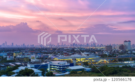 タイ・BTSべーリン駅～バンコク都心部高層ビル群眺望 夕景 / Bangkok, Thailand 120566176