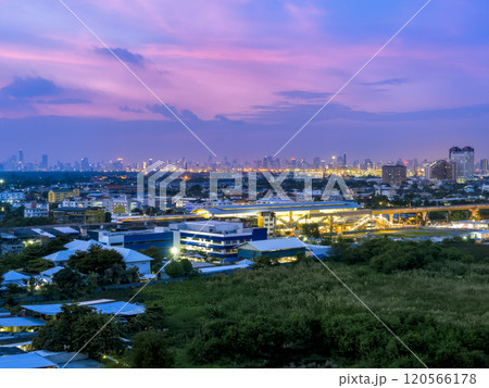 タイ・BTSべーリン駅~バンコク都心部高層ビル群眺望 夕景 / Bangkok, Thailand タイ・BTSべーリン駅~バンコク都心部高層ビル群眺望 夕景 / Bangkok, Thailand 120566178