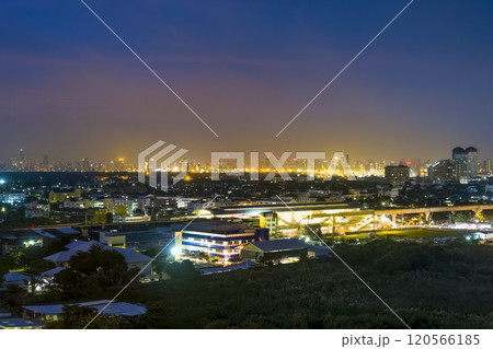 タイ・BTSべーリン駅～バンコク都心部高層ビル群眺望 夜景 / Bangkok, Thailand 120566185