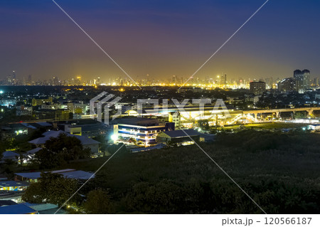 タイ・BTSべーリン駅～バンコク都心部高層ビル群眺望 夜景 / Bangkok, Thailand 120566187