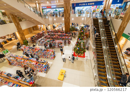 クリスマスセールのショッピングモール 120566217