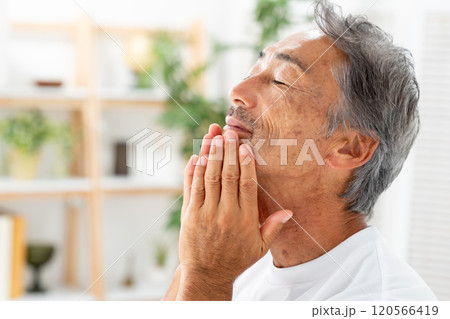 メンズビューティー　マッサージ　横顔 120566419