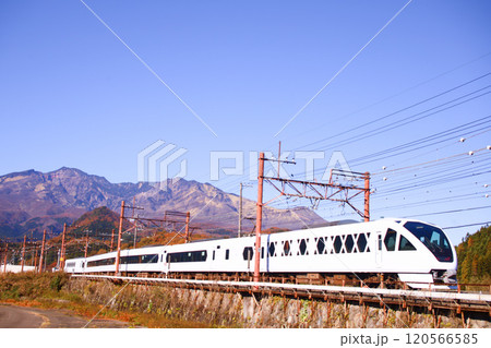 日光市　東武日光駅へ向かうスペーシアX 120566585