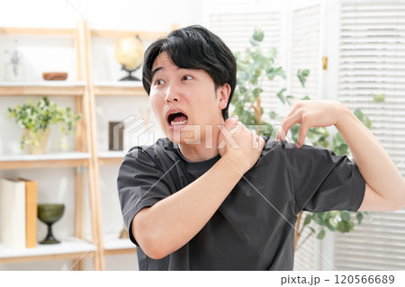 男性　カジュアル　肩こり 120566689