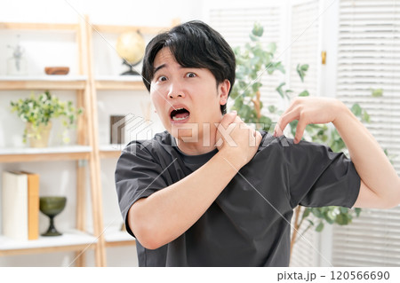 男性　カジュアル　肩こり 120566690