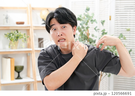 男性　カジュアル　肩こり 120566691