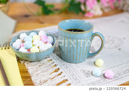 テーブルの上に置かれたカラフルなラムネとコーヒー テーブルの上に置かれたカラフルなラムネとコーヒー 120566724