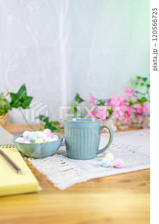 テーブルの上に置かれたカラフルなラムネとコーヒー 120566725