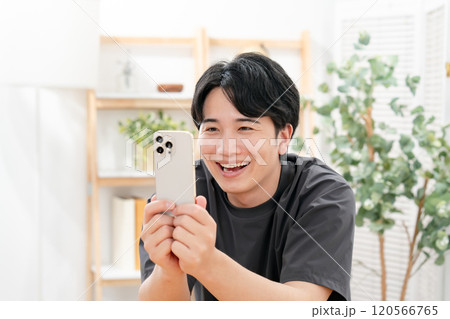 スマホを見て笑う男性 スマホを見て笑う男性 120566765