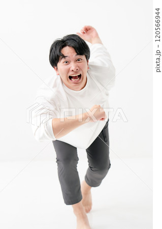 走り出す男性 走り出す男性 120566944