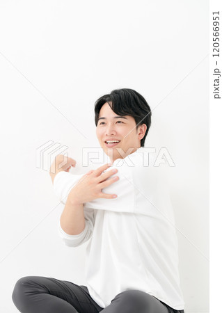 ストレッチをする男性 ストレッチをする男性 120566951