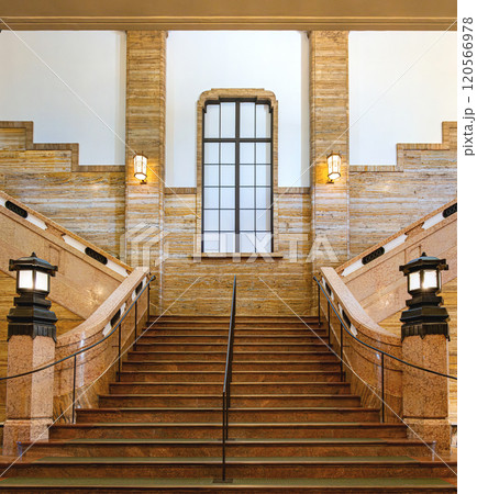 京都市京セラ美術館旧正面玄関の階段 120566978