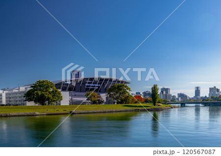 青空に映えるサッカースタジアム 青空に映えるサッカースタジアム 120567087