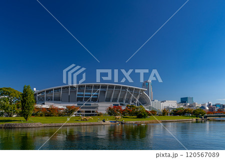 青空に映えるピースウイング広島 120567089