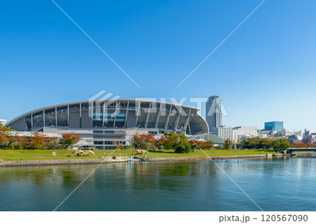 青空に映えるサッカースタジアム 120567090