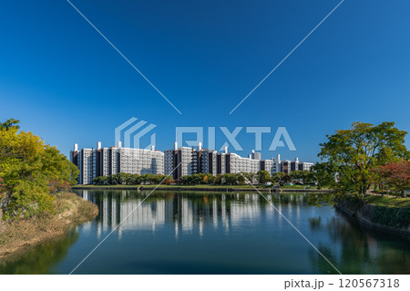 青空が広がる太田川と高層アパート 青空が広がる太田川と高層アパート 120567318