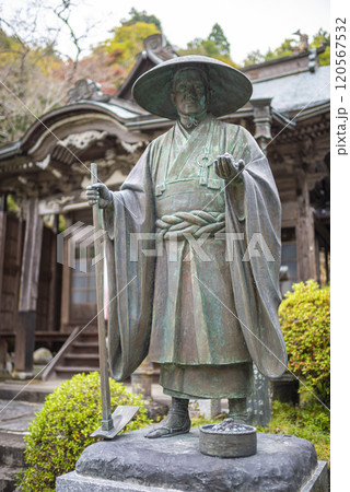 八女茶発祥の地 八女市霊巌寺の栄林周瑞禅師像 120567532