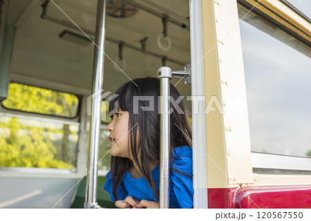 レトロな路線バスに座る青い服の女の子 レトロな路線バスに座る青い服の女の子 120567550