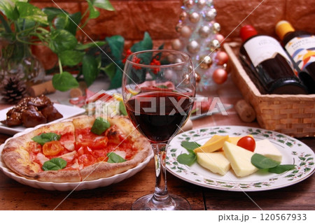 ワインと料理を囲んでクリスマスパーティーイメージ ワインと料理を囲んでクリスマスパーティーイメージ 120567933