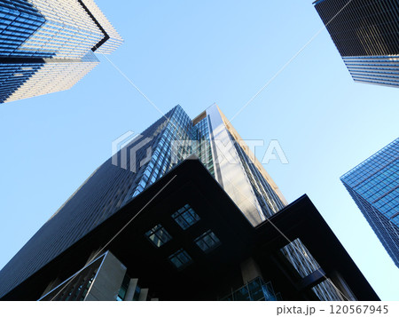 青空にそびえ立つ高層ビル群｜丸の内 120567945