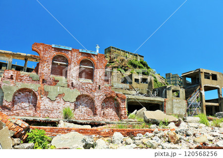 長崎県　青空の軍艦島 120568256