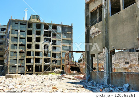 長崎県　青空の軍艦島 120568261