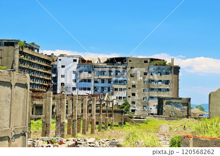 長崎県　青空の軍艦島 120568262