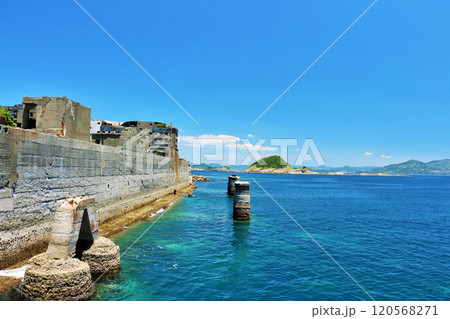 長崎県　青空の軍艦島 120568271