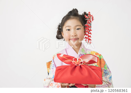 お年賀を渡す着物姿の子供 お年賀を渡す着物姿の子供 120568361