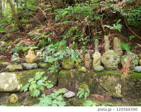 森の中の奇妙な石仏 立石山神社 120568390