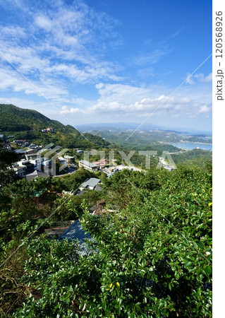 九份の街から海を臨む（台湾・新北市瑞芳区） 120568926