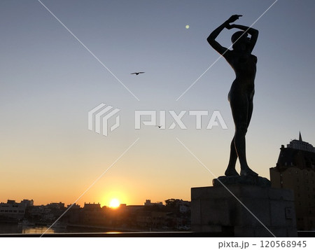ポーズが決まっている女神像と日の出 120568945