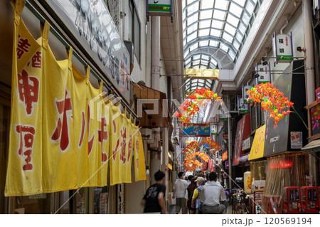 昼間から賑わう【新世界ジャンジャン横丁】 大阪市浪速区恵美須東南陽通商店街 昼間から賑わう【新世界ジャンジャン横丁】 大阪市浪速区恵美須東南陽通商店街 120569194