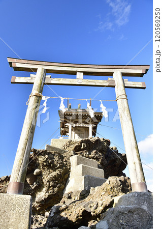 晩秋の北海道八雲町熊石で八雲神社の風景を撮影 120569250