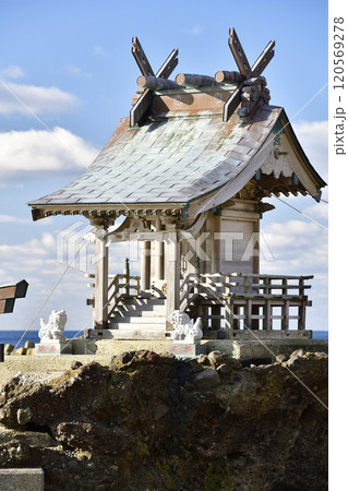 晩秋の北海道八雲町熊石で八雲神社の風景を撮影 120569278