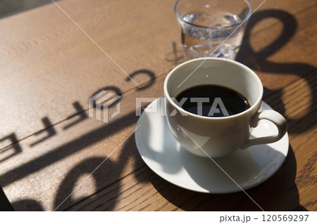 喫茶店のテーブルに置かれたコーヒーと水 120569297