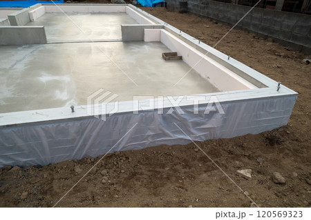 基礎の外周をビニール養生する 基礎の外周をビニール養生する 120569323