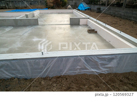 基礎の外周をビニール養生する 基礎の外周をビニール養生する 120569327