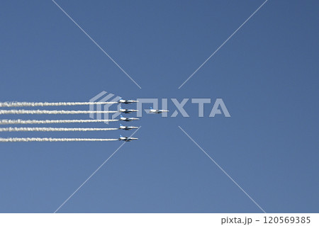 青空を飛行するブルーインパルス 120569385