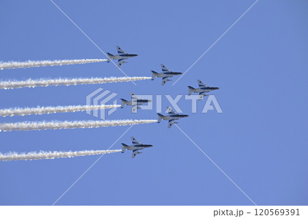 青空を飛行するブルーインパルス 120569391
